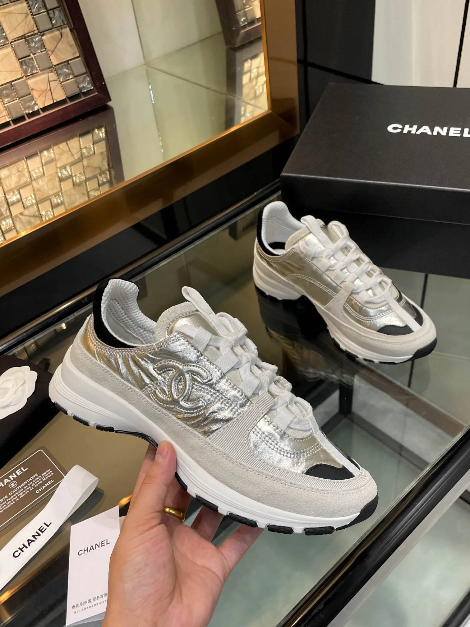 👟👟Ex-factory price 580👟👟 Chanel Chanel 25SS latest white shoes, casual sports shoes, skate shoes, original purchase, development and production, Xiaoxiang C Home counter is another super hot model, loved by Internet celebrity bloggers and ladies, various praises on social platforms, super popular, high quality, breathable, super spring and summer, seeing this issue can always arouse the inner desire of girls for fashion. The latest calfskin material Classic black and white color scheme, fashionable on the feet and easy to care for #Material: Original customized imported cowhide material #Inner lining: Customized soft sheepskin lining #Sole: Original molded TPU non-slip outsole #Sole thickness: 2.5CM Size: 35-40